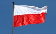 Zdjęcie przedstawia Polska flagę .