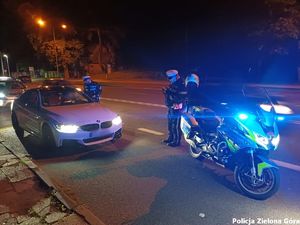 Rutynowa kontrola pojazdu marki BMW przez policjantów ruchu drogowego na motorach.