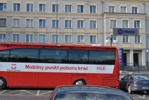 Autobus mobilny poboru krwi pod Komendą w Zielonej Górze