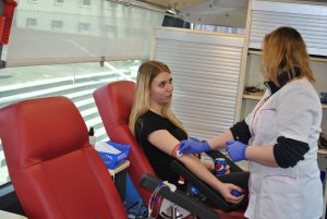 Młoda kobieta w autobusie podczas oddawania krwi