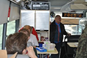 Osoby chętne do oddania krwi w autobusie