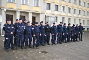 Policjantki i Policjanci w mundurach przed Komendą Miejską Policji w Zielonej Gorze