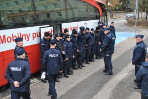 Zbiórka Policjantek i Policjantów przy autobusie