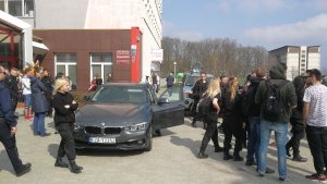 Uczniowie przy policyjnym samochodzie BMW