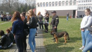 Studenci z psem policyjnym