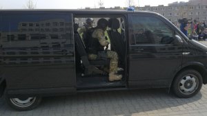 Uzbrojony policjant w samochodzie