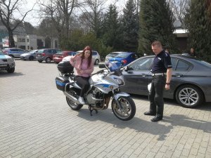 Dziewczyna na policyjnym motocyklu
