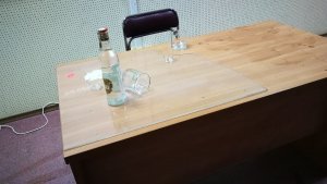 Alkohol i zbita szklanka na biurku