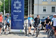 Uczestnicy wyścigu przy Komendzie Miejskiej