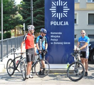 Trzech policjantów na rowerach
