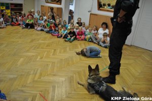 Dziewczynka z psem policyjnym