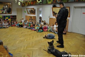 Policyjny pies w przedszkolu