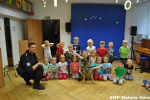 Dzieci z policjantem i psem