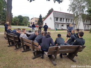 Uczniowie klasy policyjnej na ławkach