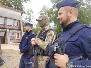 Dwóch policjantów i mężczyzna w moro
