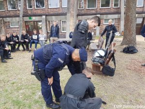 Uczeń z policjantami