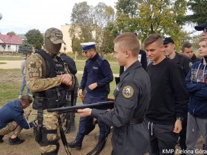 Uczeń z policyjna bronią