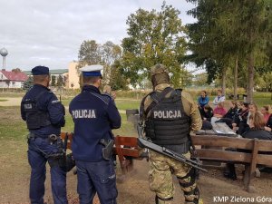 Policjanci w mundurach w Rzepinie