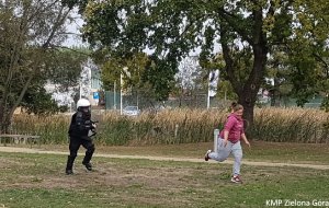 Uczennica biegnąca z policjantem