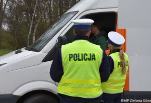 fotografia kolorowa, patrol policyjny kontroluje kierującego busem