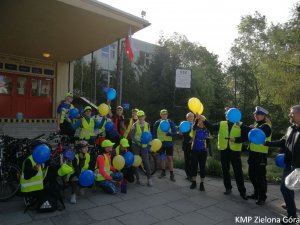 fotografia kolorowa, policjanci ruchu drogowego rozmawiają z grupą rowerzystów