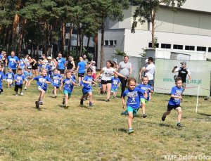 Dzieci biorące udział w biegu