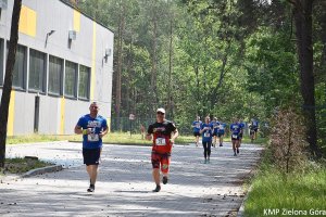 Biegnący mężczyźni biorący udział w biegu