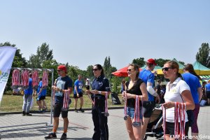 Grupa ludzi czekająca na wręczenie medali