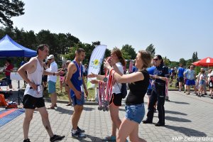 Grupa osób wręczających medale