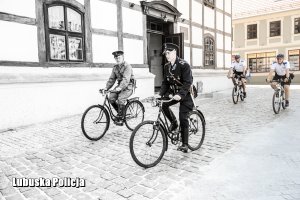 Zdjęcie ukazujące czterech policjantów jadących na rowerach na przestrzeni lat