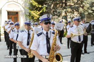 Reprezentacyjna orkiestra policyjna grająca przed budynkiem filharmonii