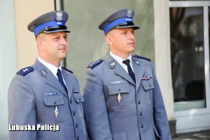 Zdjęcie stojących dwóch policjantów