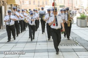 Zdjęcie reprezentacyjnej orkiestry policyjnej grającej na instrumentach