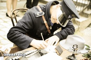 Stare zdjęcie policjanta piszącego na kartce