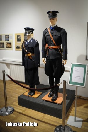 Zdjęcie przedstawiające manekiny ubrane w stare mundury policyjne