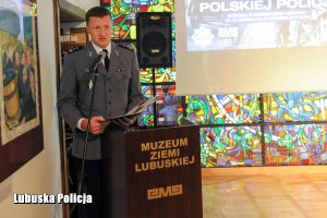 Policjant stojący przed publicznością w muzeum ziemi lubuskiej