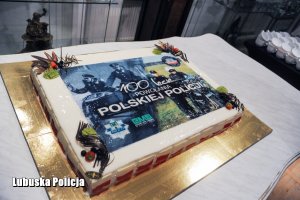 Zdjęcie tortu przedstawiającego 100-lecie powołania polskiej policji