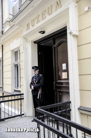 Zdjęcie policjanta ubranego w stary mundur stojącego przed muzeum ziemi lubuskiej