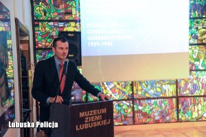 Zdjęcie mężczyzny mówiącego do mikrofonu w muzeum ziemi lubuskiej