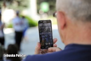 Pan robiący zdjęcie policjantom