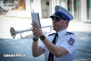 Policjant grający na trąbce