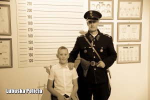 Policjant w mundurze z chłopcem