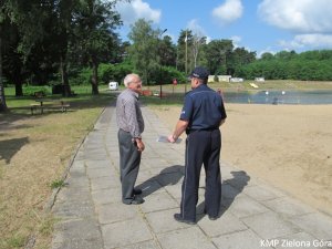 Zdjęcie policjanta i starszego mężczyzny na plaży