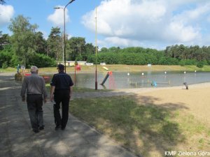 Zdjęcie policjanta i starszego mężczyzny na plaży