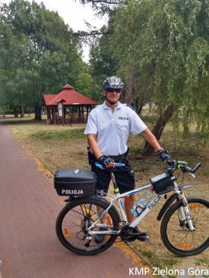 Zdjęcie policjanta stojącego przy rowerze