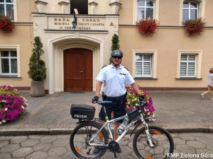 Zdjęcie policjanta stojącego przy rowerze