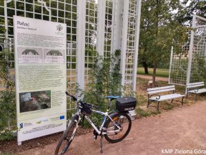 Zdjęcie roweru policyjnego w parku