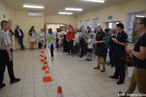 Zdjęcie grupy ludzi obserwujących kobietę z alkogoglami