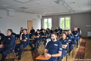 Zdjęcie policjantów siedzących w ławkach