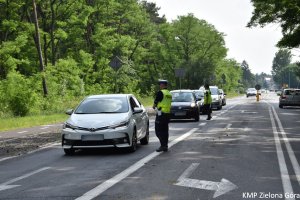 Zdjęcie policjantów sprawdzających ruch drogowy